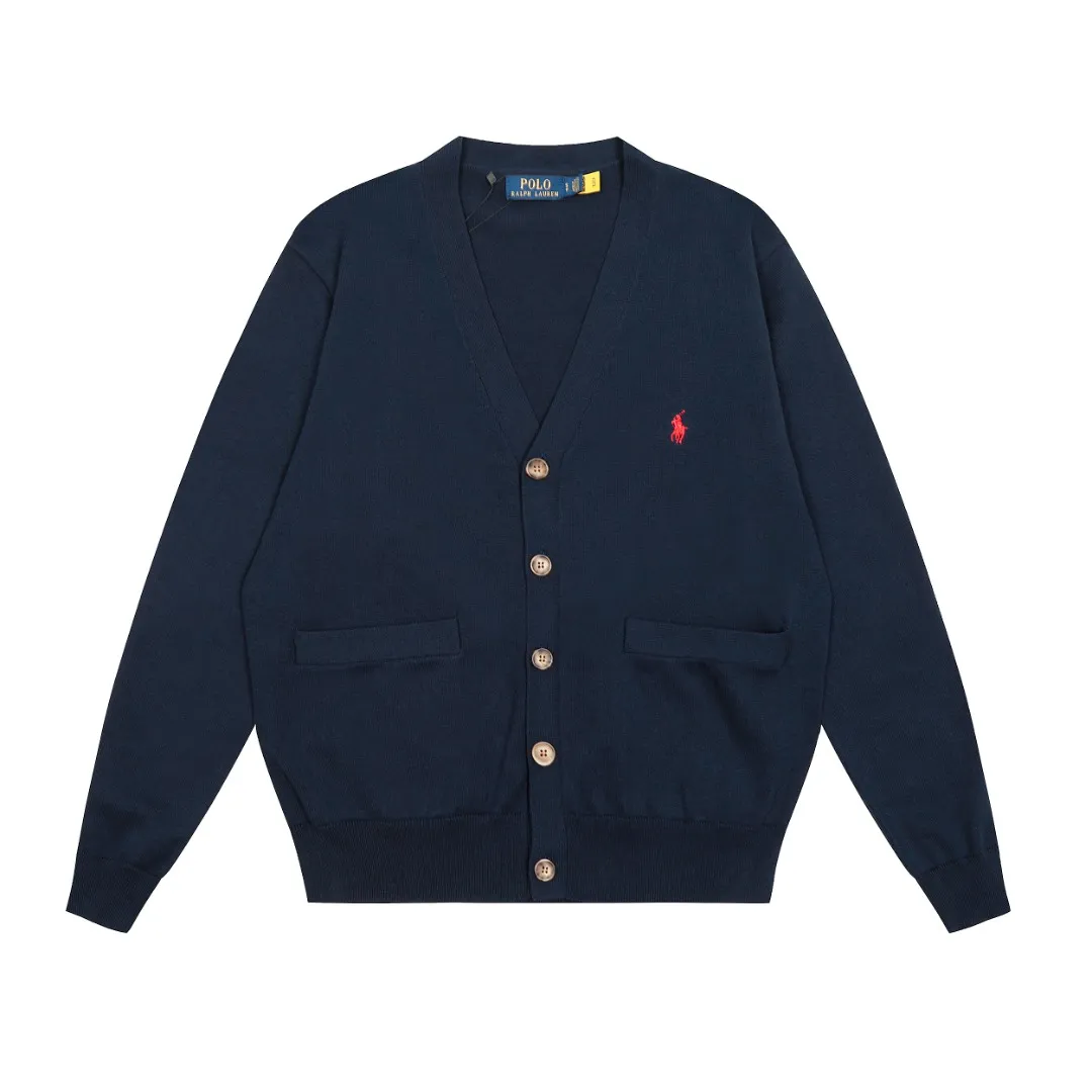 P250 Top quality" Style number: DS813# (not off the shelves all year round) [Ralph Lauren V-neck solid color pony embroidered logo jersey basic cardigan] ✅Ralph Lauren Ralph Lauren classic basic versatile knitted cardigan jacket for men and women couples ✅Main supplier platform live broadcast Wholesale entity Replenish when out of stock Not off the shelf ✅ZP quality 1:1 version Scan the code to enter the GF website Counter quality ✅Detailed quality is the only one in Guangzhou Imported quality cotton yarn, focusing on high-end, cost-effective, good quality needless to say. ✅Restore the original version. The maximum size can be worn up to 180 pounds. Loose, comfortable and stress-free. ✅The upper body is simple and easy to match. A must-have item for ootd. Good-looking clothes are never picky. A must-have for couples of the same style. Size: S-XL. Color: black, off-white, gray, navy.